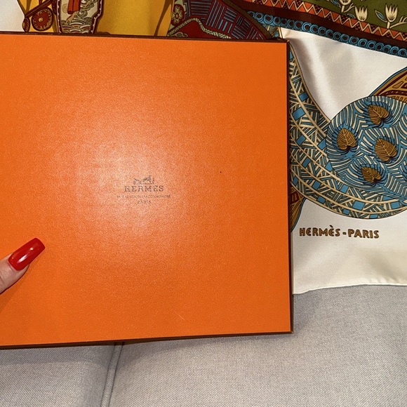 Hermes Collection Scarf EUC Smoke free environment ! - Picture 10 of 10